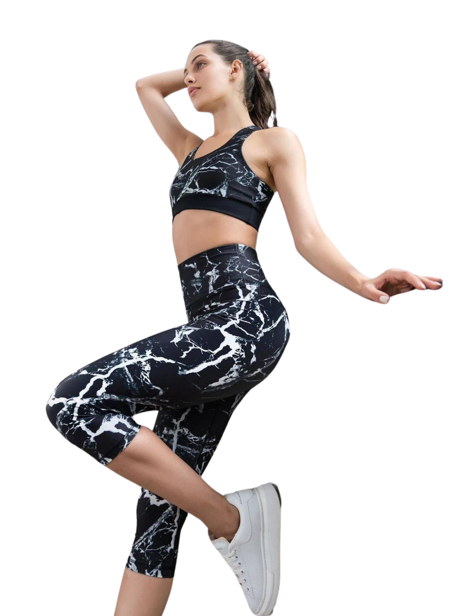 Person in Lisminas 976 Schwarz & Weiss Capri-Leggings und Sport-BH mit Marmormuster, trägt weiße Turnschuhe.